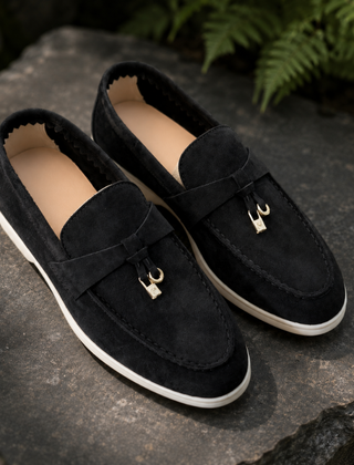 Mocassini donna neri slip-on con fascetta, charm dorati e suola bianca