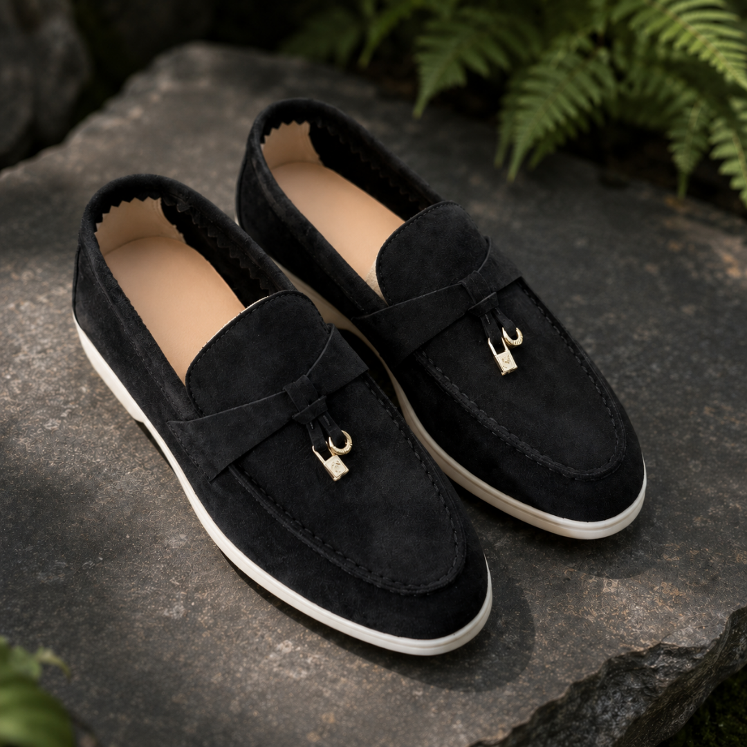 Mocassini donna neri slip-on con fascetta, charm dorati e suola bianca