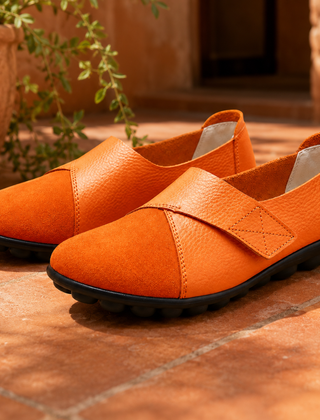 Mocassini donna arancioni slip on con fascia incrociata e suola nera a pastiglie