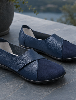 Mocassini donna blu navy slip on con tomaia bicolore e suola nera bassa