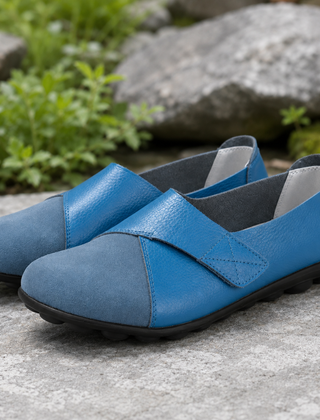 Mocassini donna blu con punta tonda a contrasto e fascia incrociata sul collo