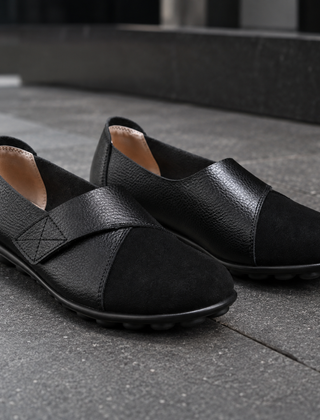 Mocassini donna neri slip on con punta tonda a contrasto e fascia incrociata