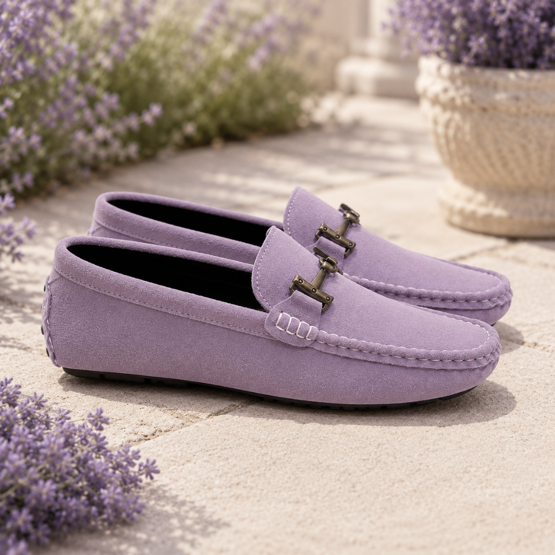 Paio di mocassini lilla slip-on con suola a pastiglie sul selciato chiaro