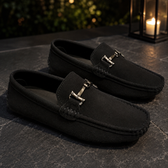 Mocassini donna neri slip-on con morsetto metallico chiaro e cuciture a vista
