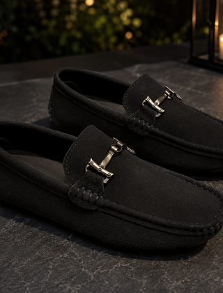 Mocassini donna neri slip-on con morsetto metallico chiaro e cuciture a vista