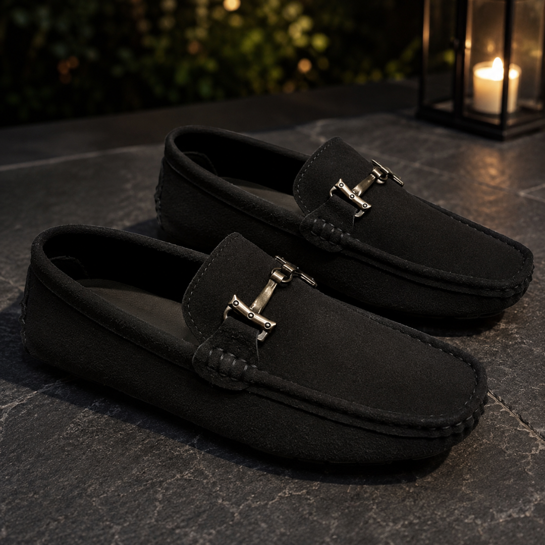 Mocassini donna neri slip-on con morsetto metallico chiaro e cuciture a vista