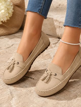 Mocassini donna beige con nappine annodate e cuciture a contrasto sul bordo