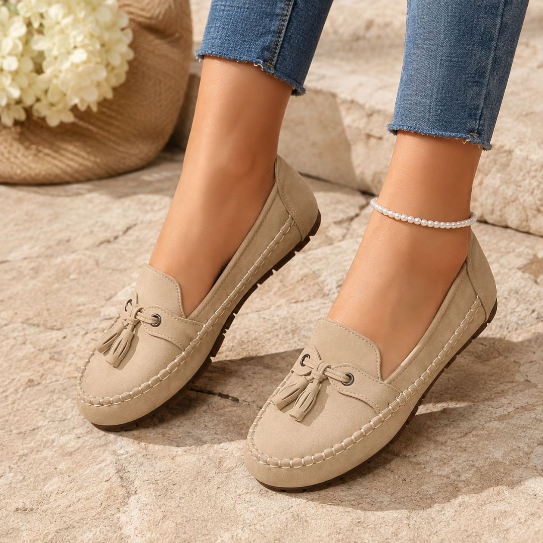 Mocassini donna beige con nappine annodate e cuciture a contrasto sul bordo