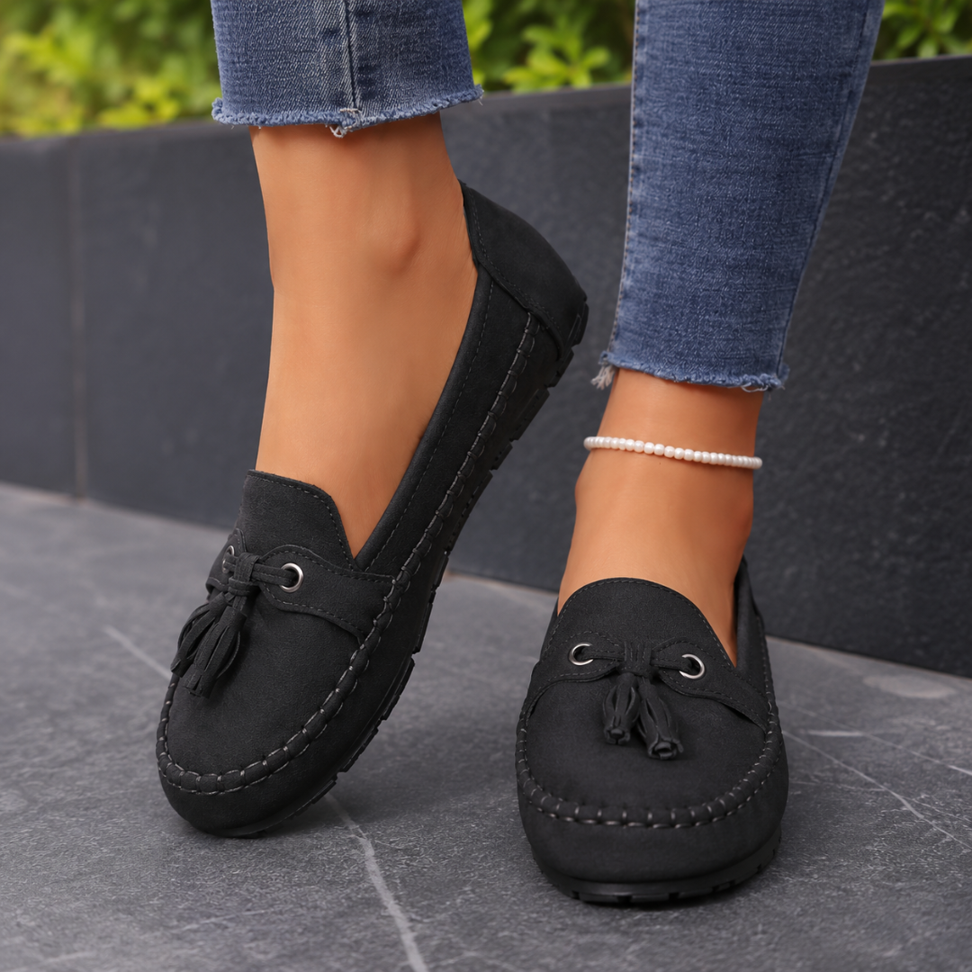 Mocassini donna neri slip-on con nappine e cuciture a vista sul bordo