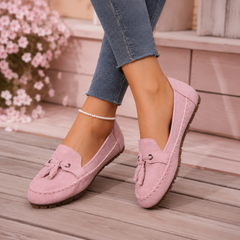 Mocassini donna rosa slip-on con punta tonda indossati con pantaloni chiari