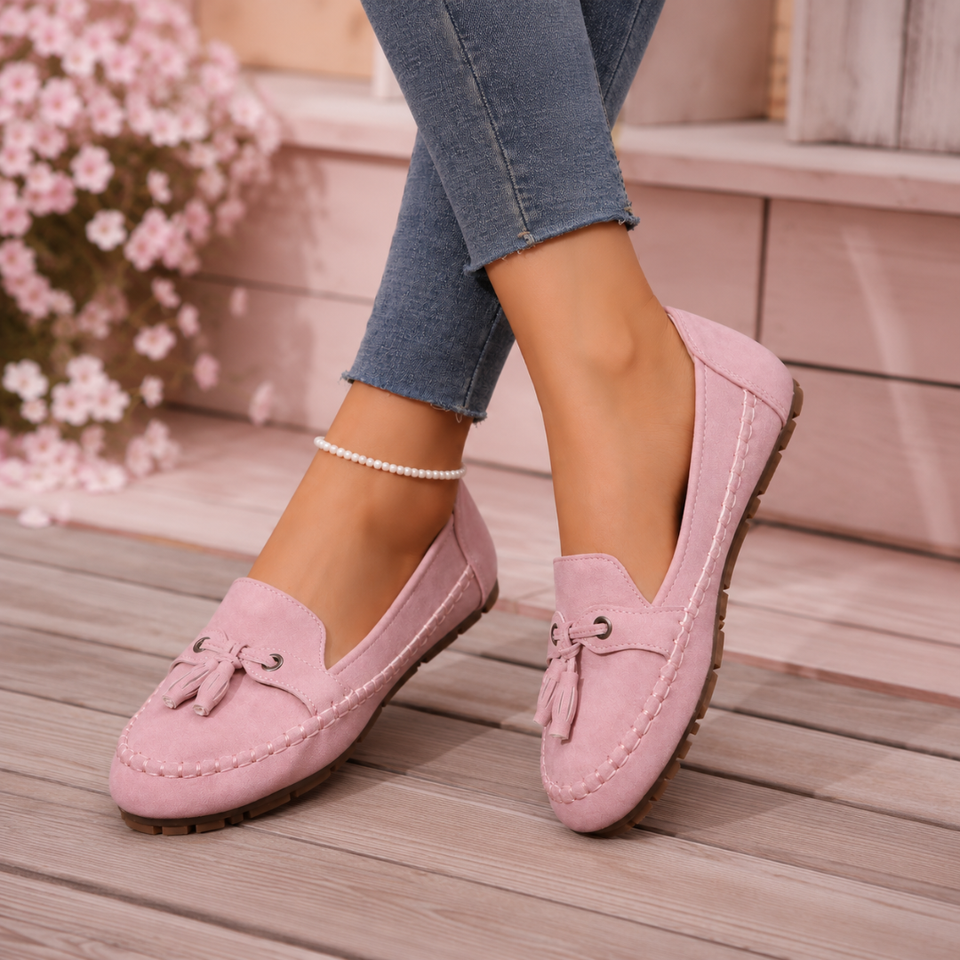 Mocassini donna rosa slip-on con punta tonda indossati con pantaloni chiari