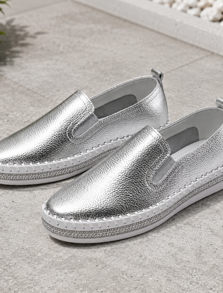 Mocassini donna argento con fascia di strass e suola flatform bianca