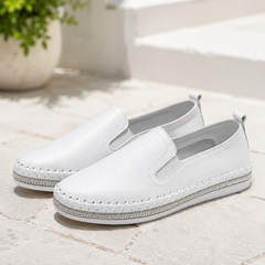 Mocassini donna bianchi slip-on con strass sul bordo della suola