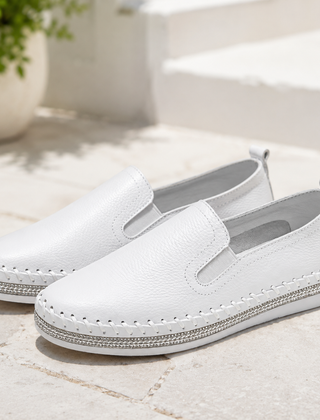 Mocassini donna bianchi slip-on con strass sul bordo della suola