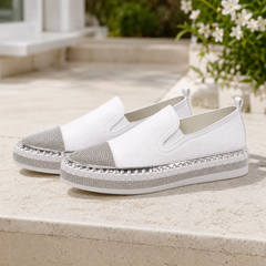 Mocassini slip-on bianchi con punta in strass e inserti elastici laterali