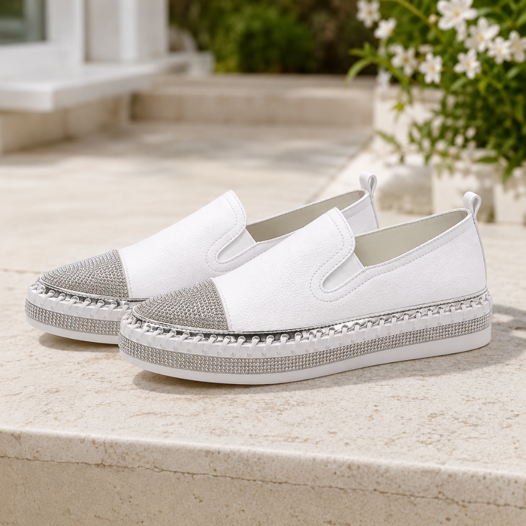 Mocassini slip-on bianchi con punta in strass e inserti elastici laterali