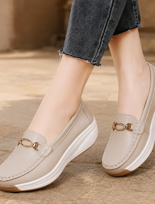 Mocassini donna beige con morsetto dorato e suola a zeppa bianca