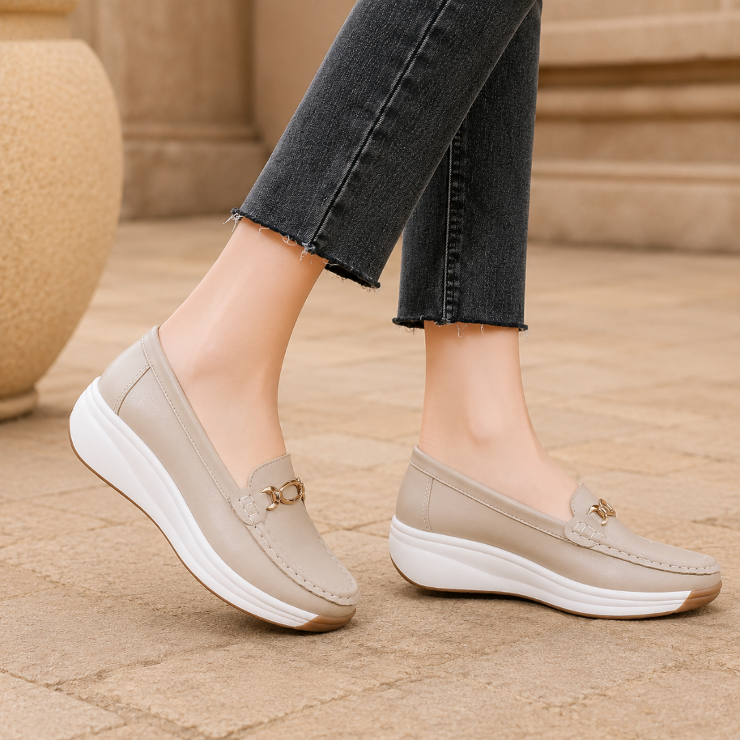 Mocassini beige visti di lato con zeppa alta e bordo marrone chiaro