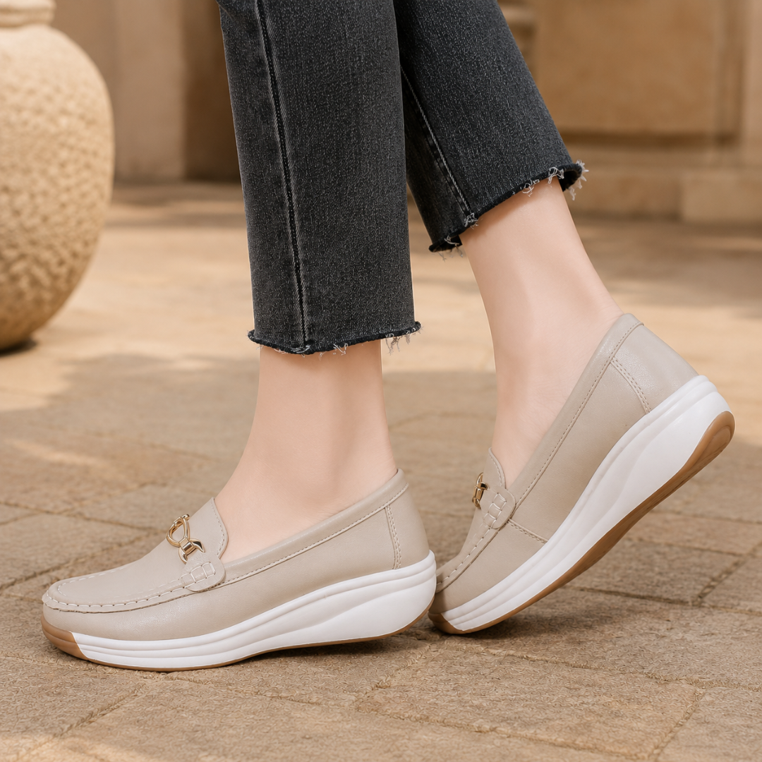 Mocassini donna beige slip-on con punta tonda e cuciture a vista