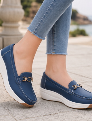 Mocassini donna blu con cuciture a contrasto e morsetto dorato
