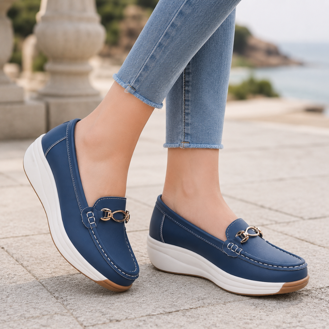Mocassini donna blu con cuciture a contrasto e morsetto dorato