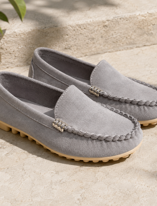 Mocassini donna grigi con dettaglio metallico e suola a pastiglie beige