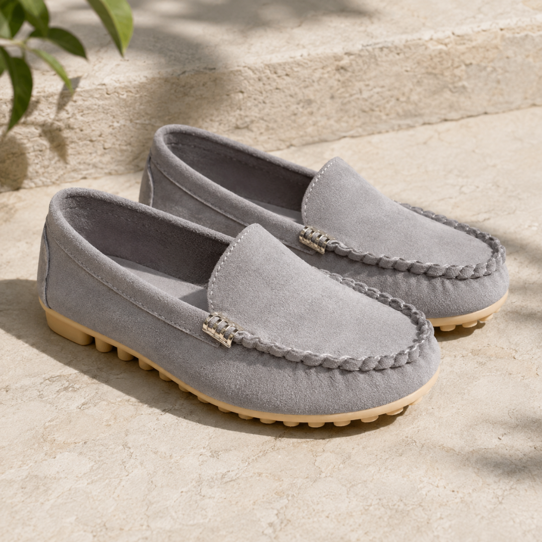 Mocassini donna grigi con dettaglio metallico e suola a pastiglie beige