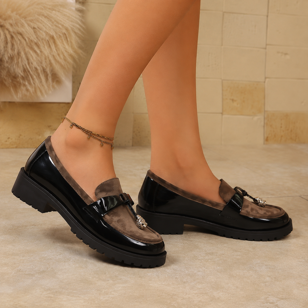 Mocassini slip on neri leopardati con tacco basso e suola carrarmato, vista laterale