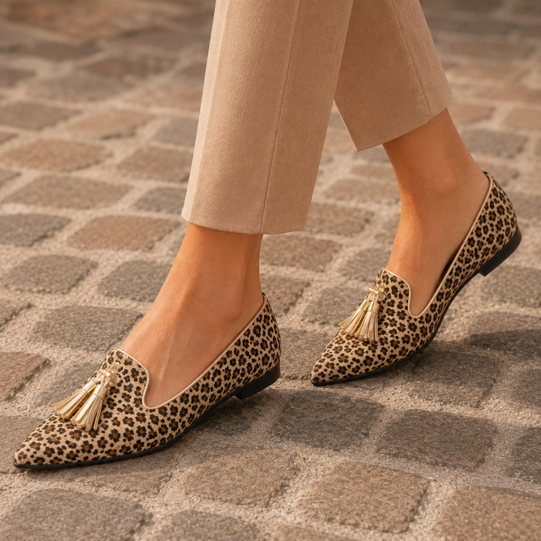 Mocassino leopardato in movimento con nappina dorata e tacco basso sul retro