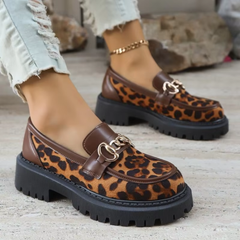 Mocassini donna leopardati con profili marroni e catena dorata, suola platform nera scanalata