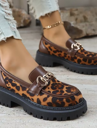 Mocassini donna leopardati con profili marroni e catena dorata, suola platform nera scanalata