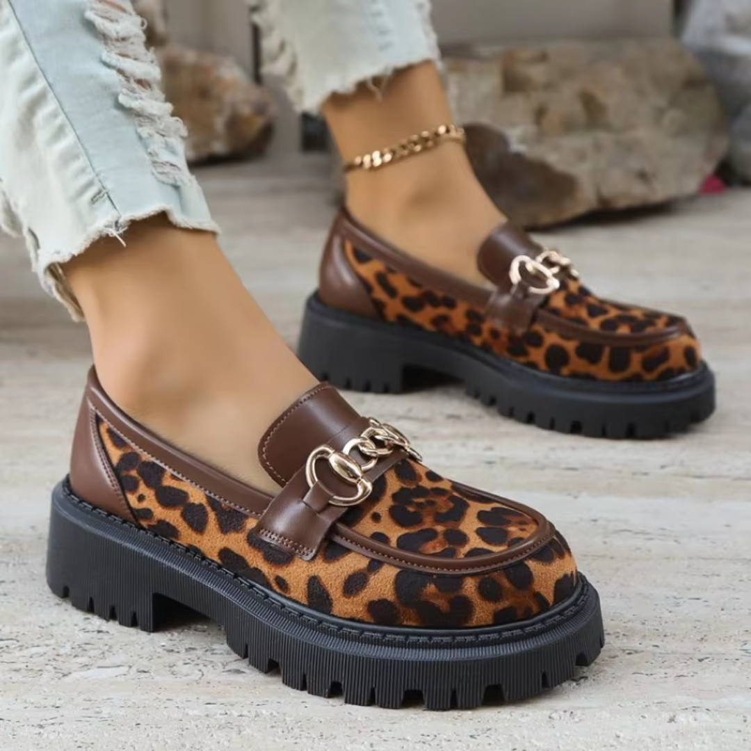 Mocassini donna leopardati con profili marroni e catena dorata, suola platform nera scanalata