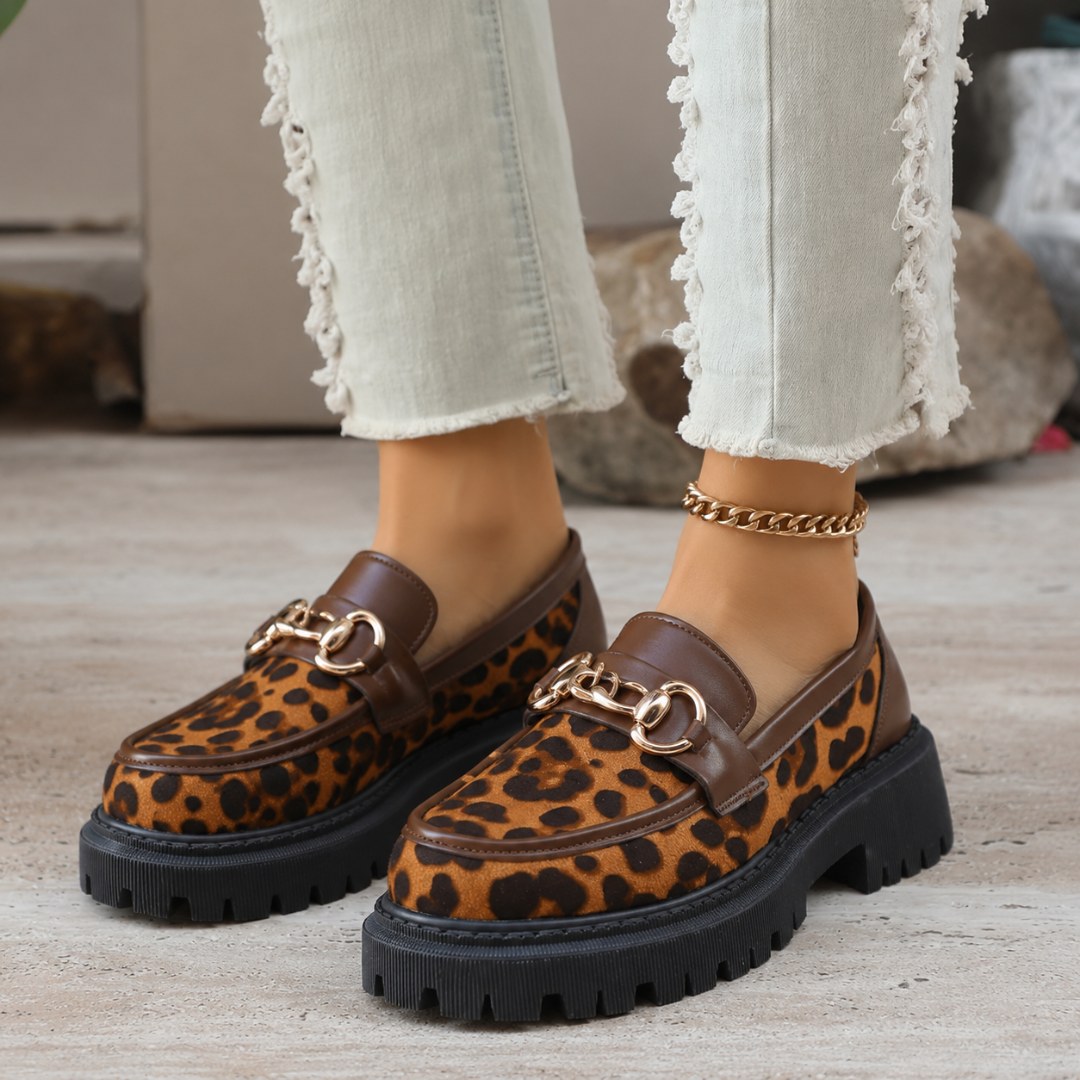 Coppia di mocassini donna a stampa leopardata con bordi marroni e punta tonda