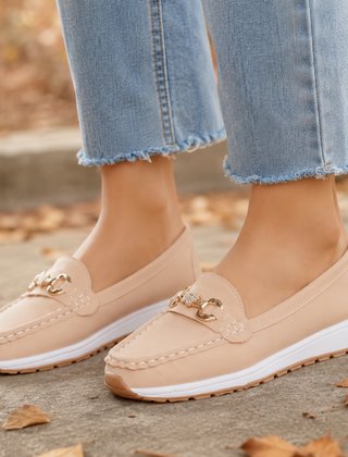 Mocassini donna beige slip-on con morsetto dorato e suola bianca