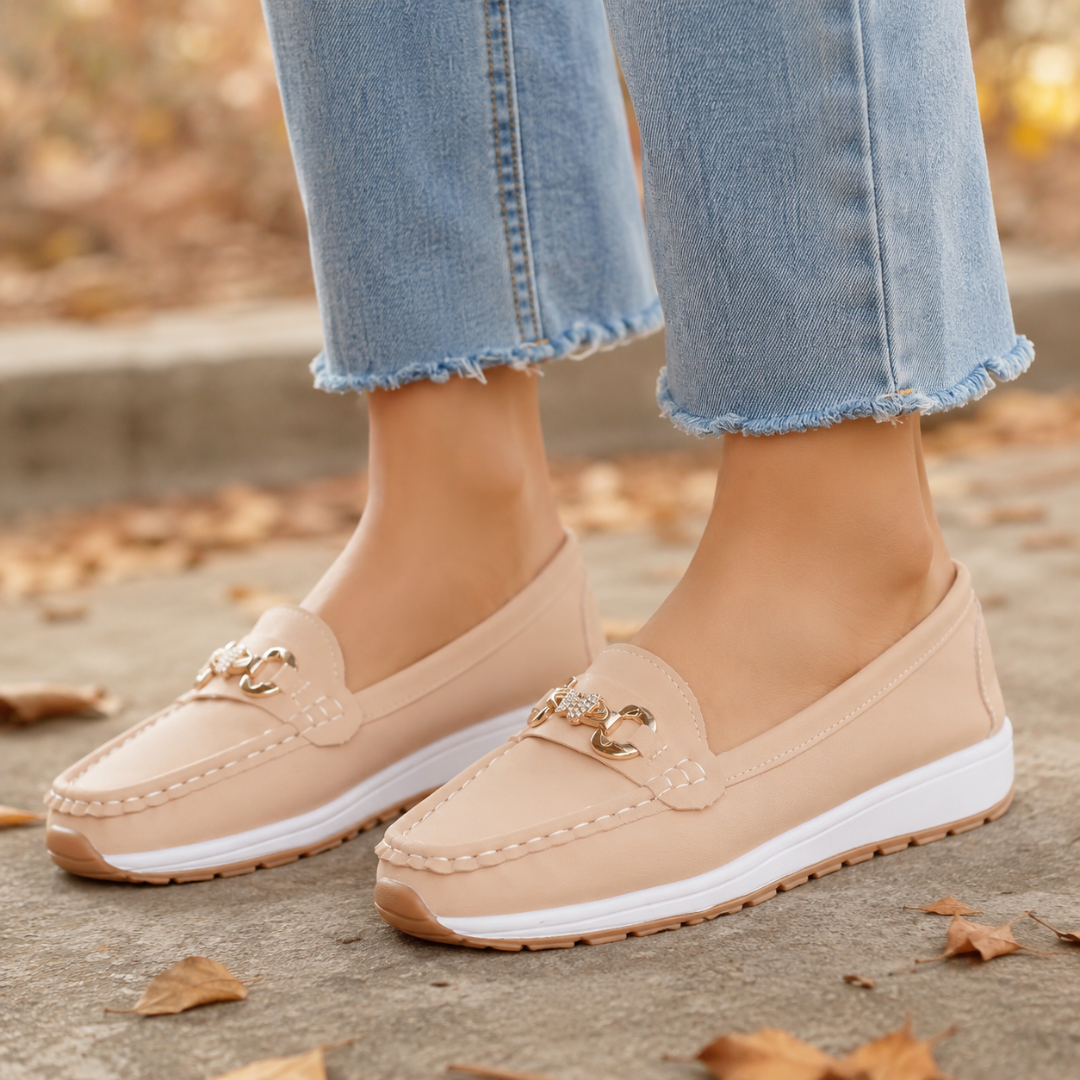 Mocassini donna beige slip-on con morsetto dorato e suola bianca