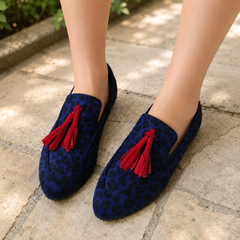 Mocassini blu navy con stampa animalier in tono e nappine rosse sul davanti