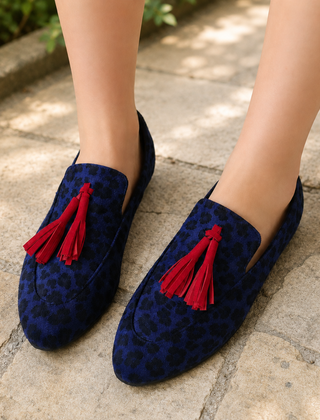 Mocassini blu navy con stampa animalier in tono e nappine rosse sul davanti