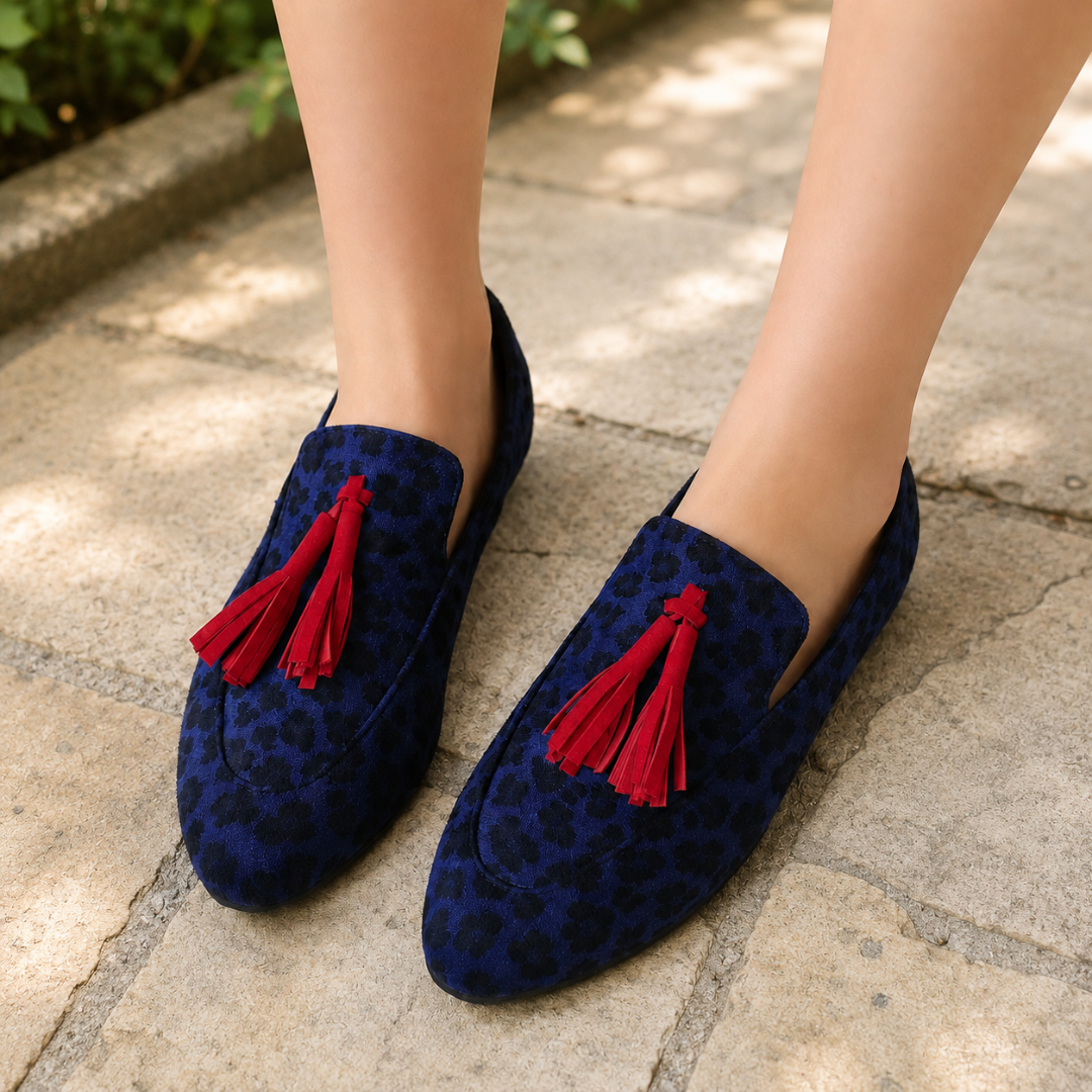 Mocassini blu navy con stampa animalier in tono e nappine rosse sul davanti