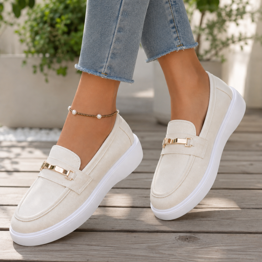 Mocassini donna beige in vista laterale, morsetto dorato e suola platform bianca