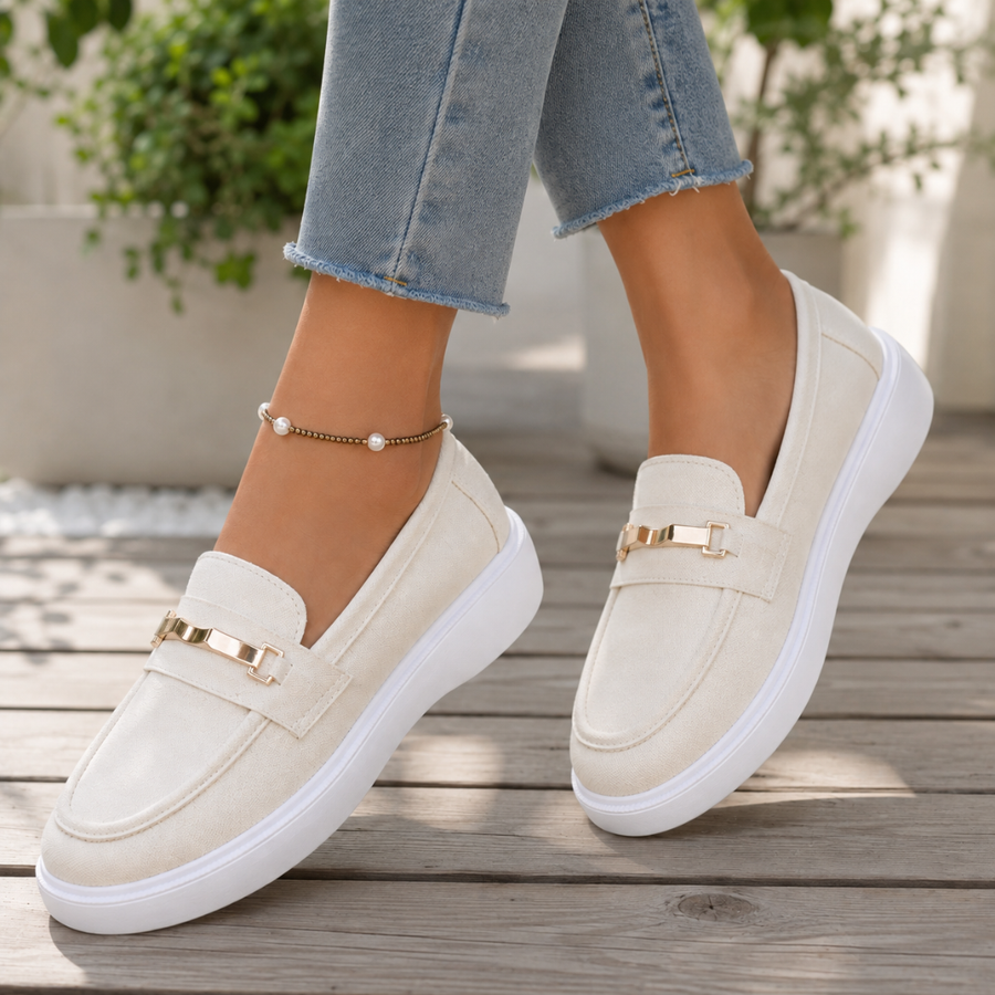 Mocassini donna beige in vista laterale, morsetto dorato e suola platform bianca