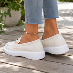 Retro dei mocassini donna beige con tallone chiuso e spessa suola bianca