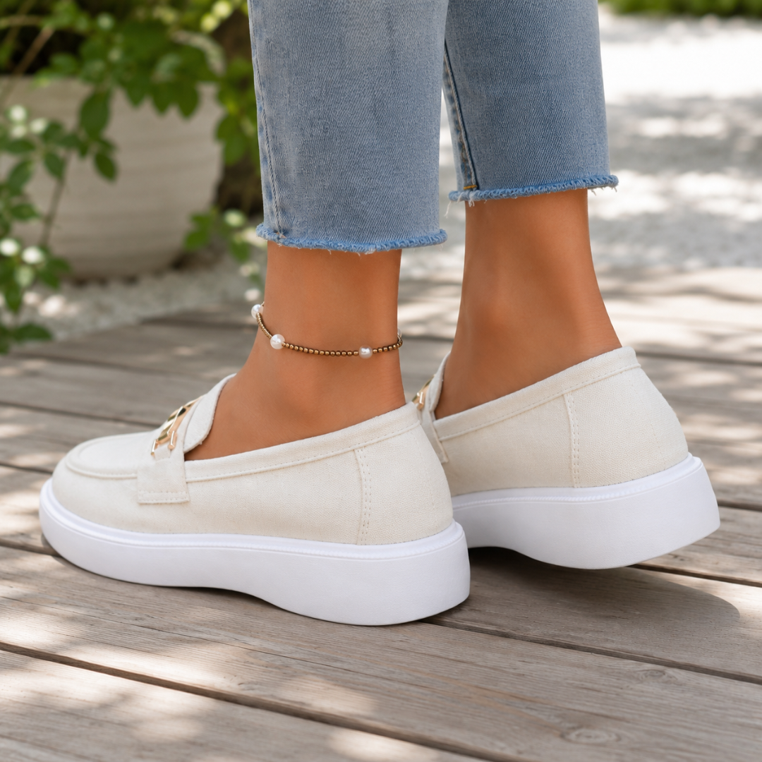 Retro dei mocassini donna beige con tallone chiuso e spessa suola bianca
