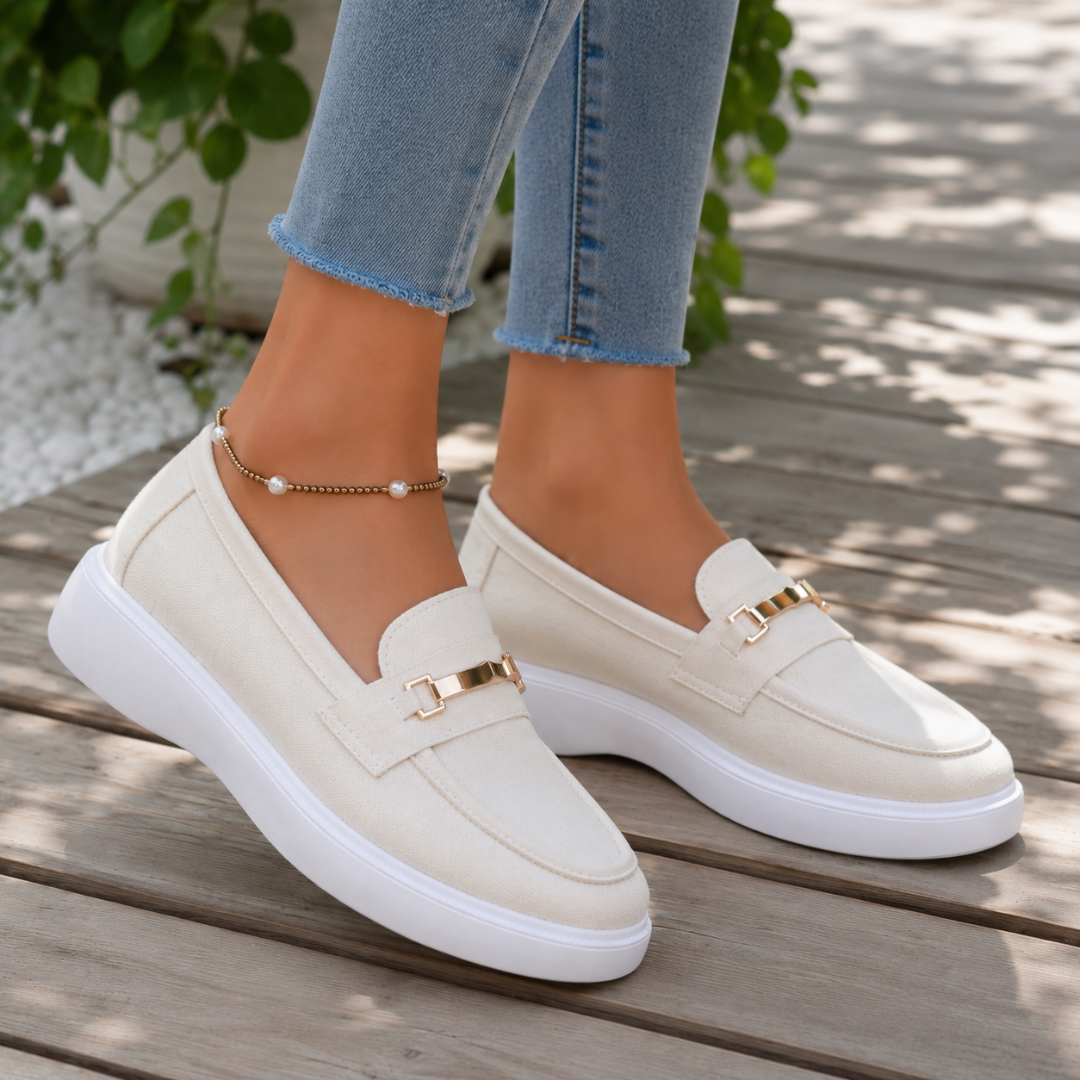 Mocassini donna beige di tre quarti, fascia frontale con dettaglio dorato
