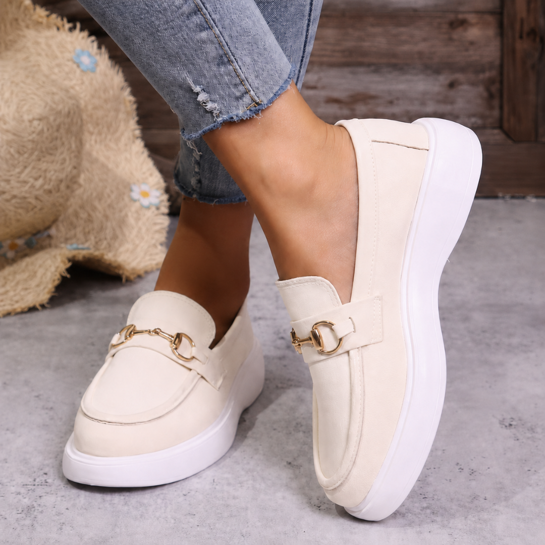 Mocassini bianco crema con morsetto dorato e suola platform bianca