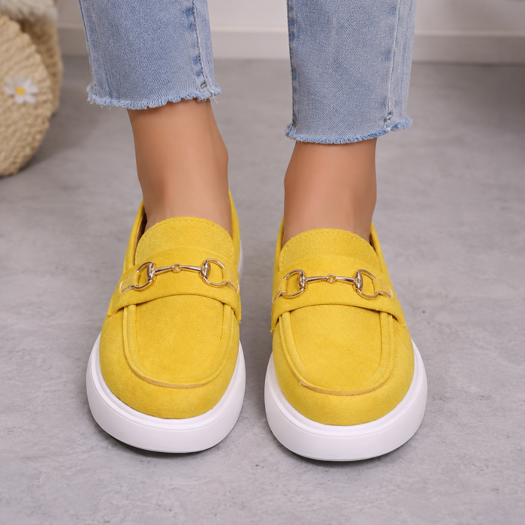 Vista frontale dei mocassini gialli slip-on con morsetto dorato e punta tonda