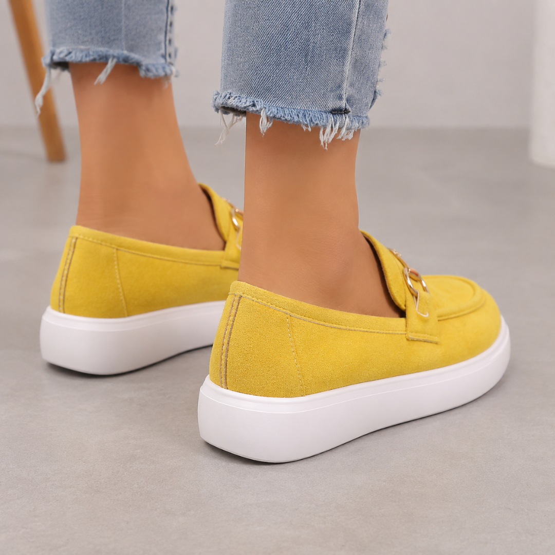 Retro dei mocassini gialli con tallone chiuso e suola platform bianca