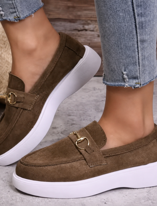 Mocassini marroni slip-on con morsetto dorato e suola platform bianca