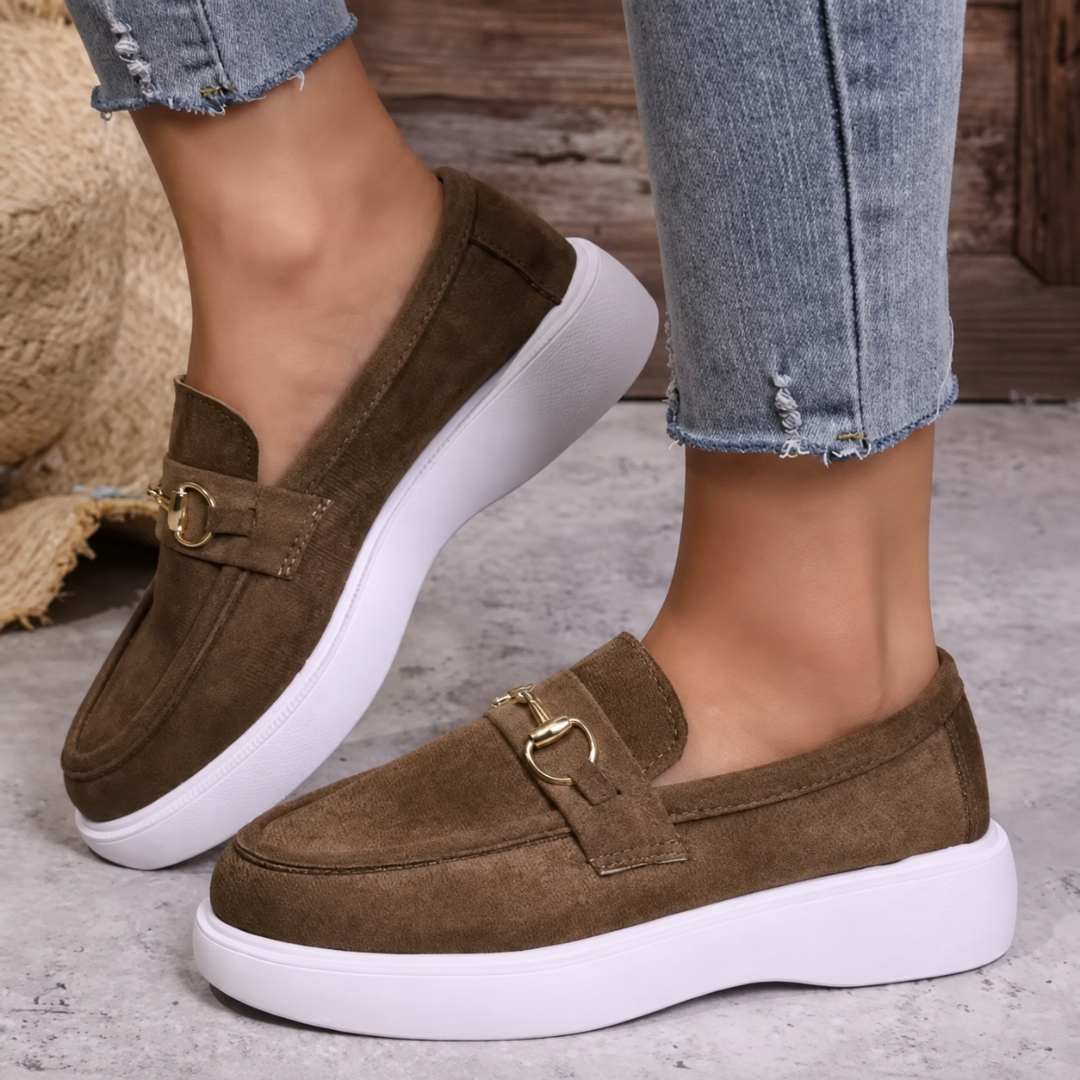 Mocassini marroni slip-on con morsetto dorato e suola platform bianca