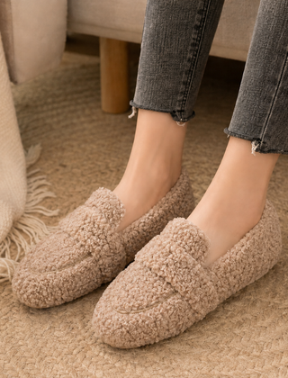Mocassini beige effetto peluche con fascia sul collo del piede e punta tonda