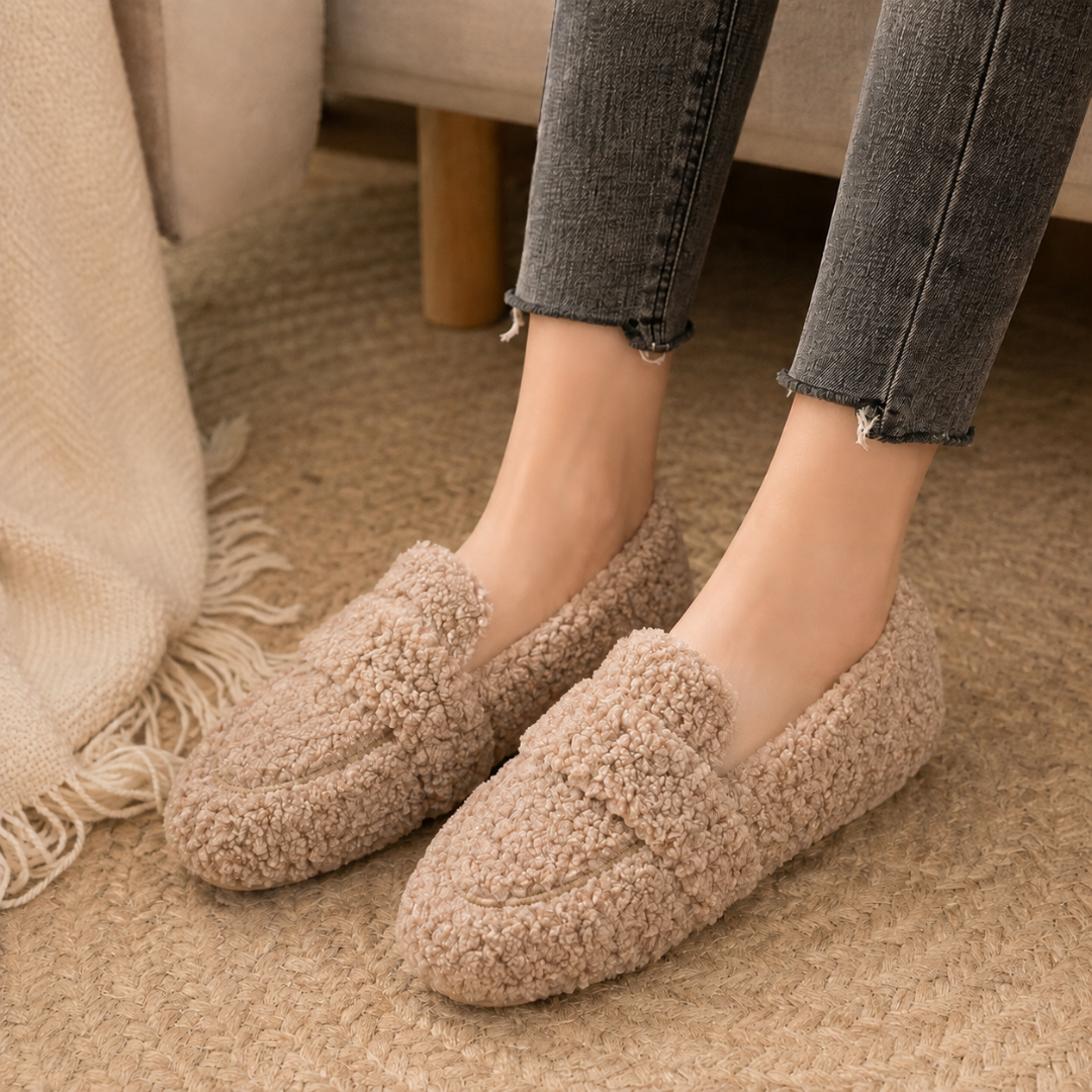 Mocassini beige effetto peluche con fascia sul collo del piede e punta tonda